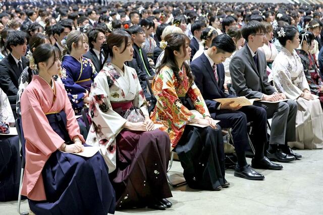 約３０００人が巣立った新潟大の卒業式＝３月２４日、新潟市中央区