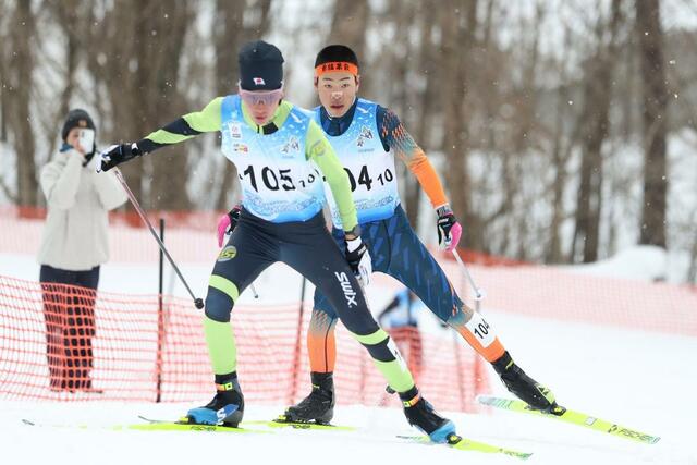 少年男子　５位入賞の鈴木教究（左・十日町総合高）と７位入賞の竹田葵（妙高高原中）が追い上げを図る＝秋田県鹿角市