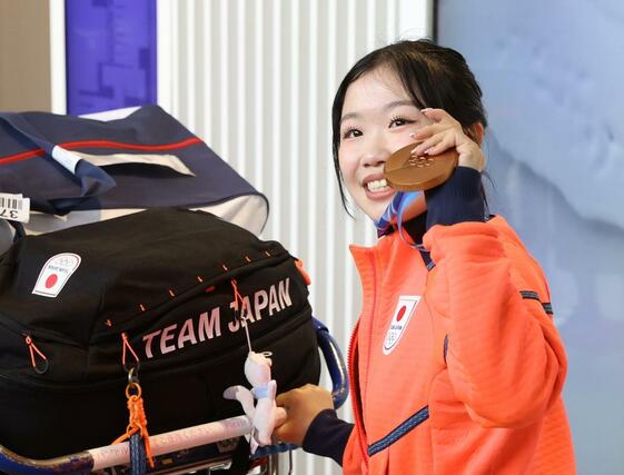 銅メダルを手に帰国したフィギュアスケート女子の中井亜美＝２４日、成田空港