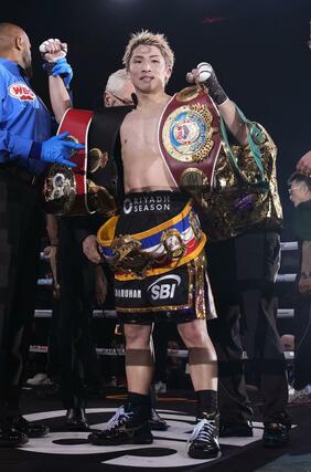 ボクシングの世界スーパーバンタム級４団体タイトルマッチで、中谷潤人に判定勝ちし喜ぶ井上尚弥。世界戦２８連勝とした＝２日、東京ドーム