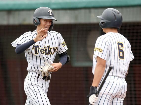 ５回帝京長岡１死三塁、西脇駆の二ゴロ間に３走坂本浩煌が生還し、１－２。笑顔でベンチに戻る西脇＝富山市民球場