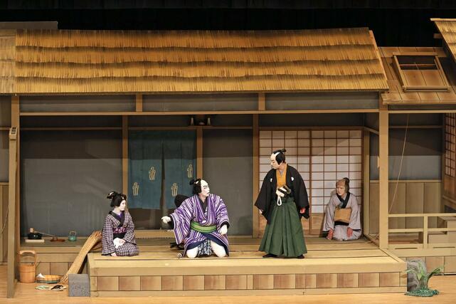 「双蝶々曲輪日記　引窓」の一場面。人の世の義理と情愛の間で葛藤する家族の物語を住民たちが熱演した＝１１日、魚沼市干溝