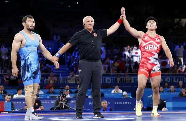 男子グレコローマン７７キロ級決勝でカザフスタン選手（左）を破り、金メダルを獲得した日下尚＝パリ（共同）
