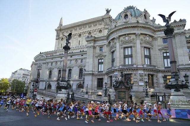 男子マラソン　レース序盤、オペラ座前を力走する各国選手たち＝パリ（共同）