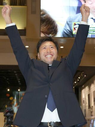 中日から育成１位で指名され、喜びを爆発させる牧野憲伸投手＝新潟日報メディアシップ