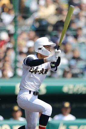 高知農－日本文理　４回日本文理２死二塁、安達煌栄千が右前適時打を放ち４－０＝２１日、阪神甲子園球場