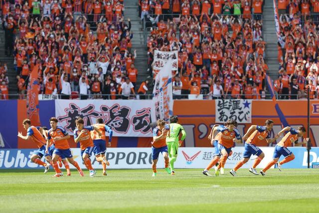 試合開始前、円陣から駆け出す新潟選手=4月7日、デンカビッグスワン