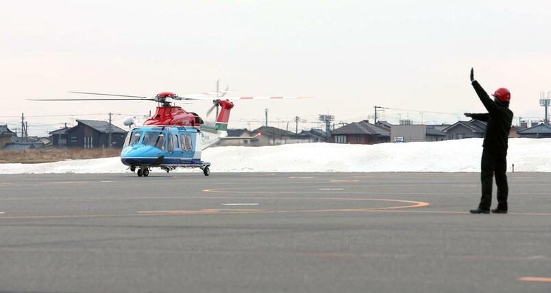 帰着した県消防防災航空隊のヘリコプター＝２月２８日、新潟市東区