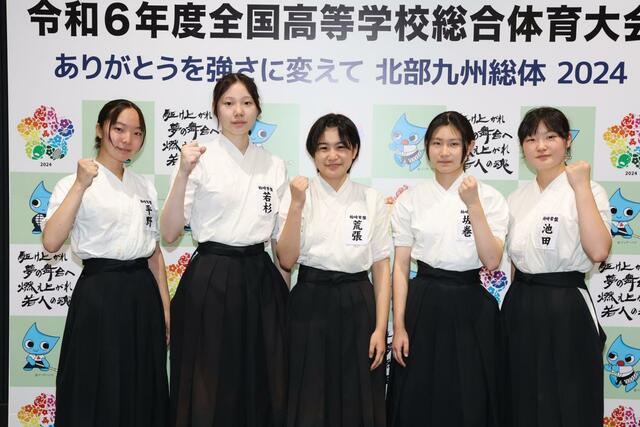 決勝トーナメントに進めなかったものの果敢に攻め続けた柏崎常盤の選手。左から先鋒・平野心優、次鋒・若杉莉亜、中堅・荒張天良、副将・坂巻結花、大将・池田愛菜＝７月２７日、大分市