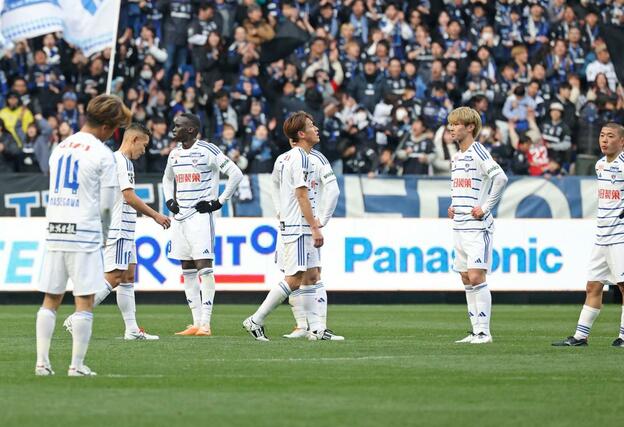 G大阪－新潟　０－１で破れ、試合終了後に肩を落とす新潟の選手＝パナソニックスタジアム吹田