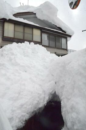 男性２人が流されたとみられる現場＝１日午後３時半ごろ、十日町市昭和町
