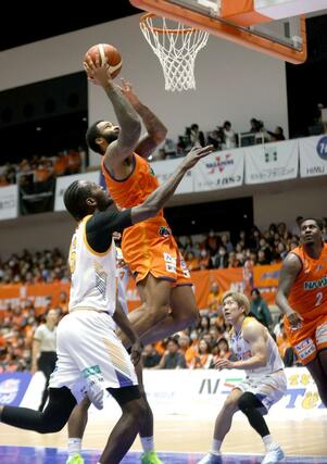 新潟-岡山 第4クオーター、シュートするフェルプス=アオーレ長岡