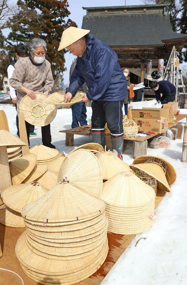 残雪に手作りのざるやすげかさ、春告げる「農具市」・新潟南魚沼市一宮神社