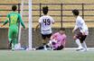 帝京長岡高-神戸ユース 前半、PKを止める帝京長岡高のGK仲七璃=長岡市