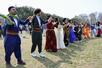 　新春を祝う祭り「ネウロズ」で輪になって踊る在日クルド人たち＝２０２６年３月２２日、さいたま市