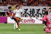 前半３２分、新潟の長倉幹樹がシュートを決めて２－０＝デンカビッグスワン