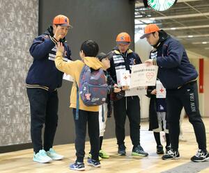 義援金の募金を呼びかけるオイシックスの選手ら=新潟市中央区