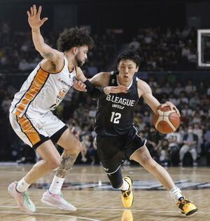 Bリーグ選抜―NBL選抜 第2クオーター、攻め込む今村(右)=オープンハウスアリーナ太田