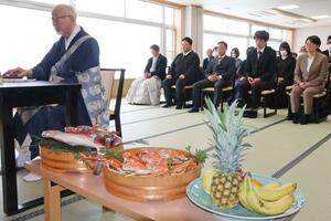 海や自然の恵みに感謝の思いをささげた「カニ供養」＝２日、長岡市寺泊松沢町