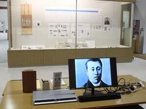 回顧録などが展示されている西潟為蔵展=三条市本町3