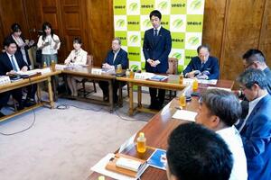 国会内で開かれた日本維新の会の役員会=17日正午