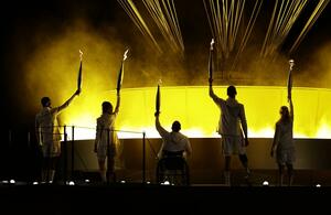 パリ・パラリンピックの開会式で点火された聖火=28日、パリ(共同)