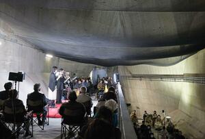 内の倉ダムの内部を会場に、残響音を楽しむコンサート=新発田市小戸