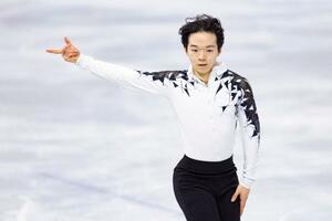 　男子ＳＰ　演技する鍵山優真＝ミラノ（共同）