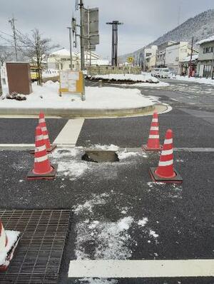 滋賀県長浜市の道路陥没現場=2月(滋賀県土木事務所提供)