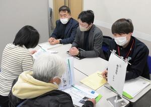 福祉事業所の担当者がブースを設けて業務内容などを紹介した求人説明会＝上越市土橋