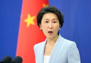 記者会見する中国外務省の毛寧報道局長=28日、北京(共同)