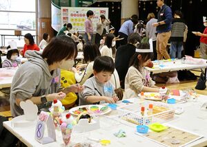 児童研修館「こどもの森」で工作に取り組む子どもら=1月25日、燕市大曲