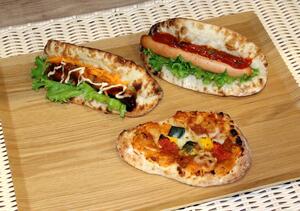 ピザ窯で焼き、もちもちの食感に仕上げた「夏のナン3種」