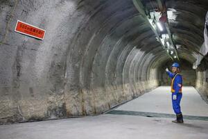 　「幌延深地層研究センター」の地下５００メートル地点の調査坑道に立つ日本原子力研究開発機構の職員＝２１日午前、北海道幌延町の幌延深地層研究センター
