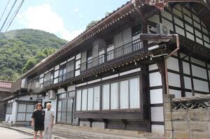 1日にオープンした民宿「佐渡赤玉古民家レッドジャスパー」=佐渡市赤玉