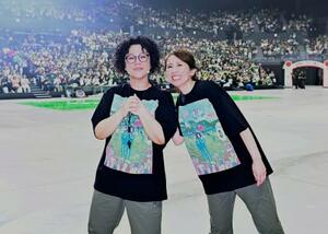 「大運動会」の会場で写真に納まるジェーン・スー(左)と堀井美香