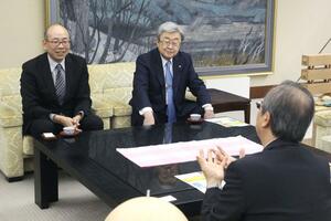 花角英世知事(手前)と面会する香港貿易発展局のベンジャミン・ヤウ日本首席代表(左)=県庁