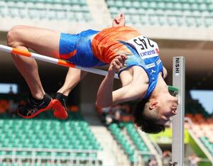 男子走り高跳びで6位の長谷川直人。2メートル15を3回目でクリア=静岡スタジアム