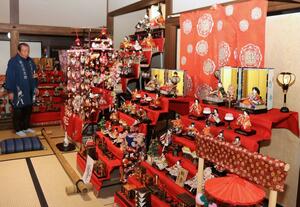 350体以上のひな飾りが並ぶ坂口記念館の「ひなまつり」=上越市頸城区