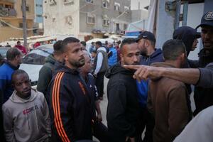 　２５日、パレスチナ自治区ガザ中部デールバラハの地方選の投票所に並ぶ人たち（ＡＰ＝共同）