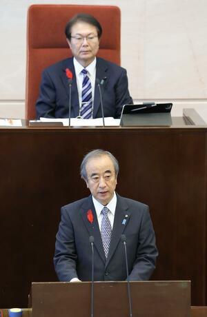 提出した議案について説明する花角英世知事=9月30日、県議会