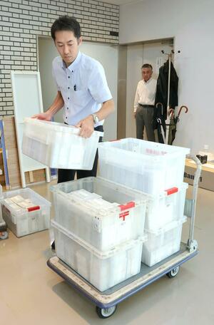投票用紙の発送作業を行う自民党県連の職員＝１９日、新潟市中央区