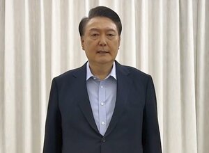 韓国大統領府が1月15日公表した映像メッセージで、国民向け談話を発表する尹錫悦大統領(大統領府提供・聯合=共同)