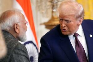 インドのモディ首相(左)と話すトランプ米大統領=2月13日、米ワシントン(AP=共同)