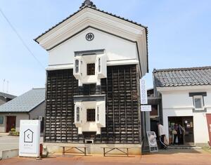 築100年ほどの蔵を活用した「くらざしきスイーツ」の店舗=新潟市中央区明石2