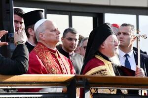 　トルコ・イズニクで開かれた式典に出席したローマ教皇レオ１４世（左）ら＝２８日（共同）