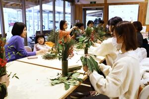 田上町の竹を使った正月飾り作り=田上町原ケ崎新田