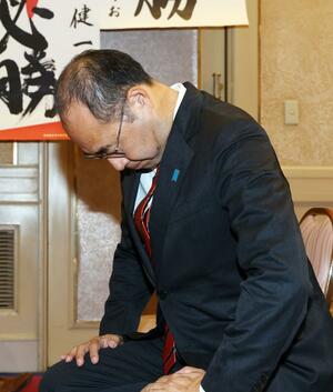 相手候補の当選確実の報道が伝わり、うなだれる細田健一さん=10月27日午後8時30分前、燕市