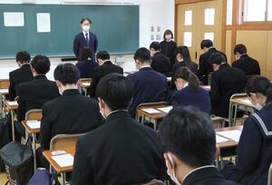 緊張した様子で面接開始を待つ受験生=13日、新潟市中央区の新潟商業高