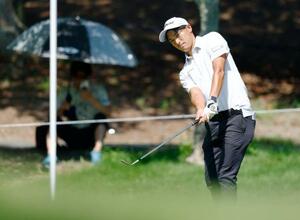 　第２日、３番でバーディーを狙う石塚祥利。通算１３アンダーで首位＝芥屋ＧＣ